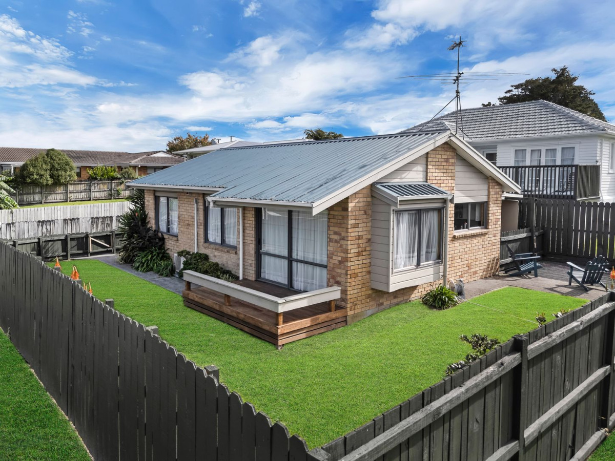 2 Standalone 2 beds 1 bath home with car parks, close to transport, shops, schools, and amenities, 1&3/20 Ingram Street, Papakura, Auckland