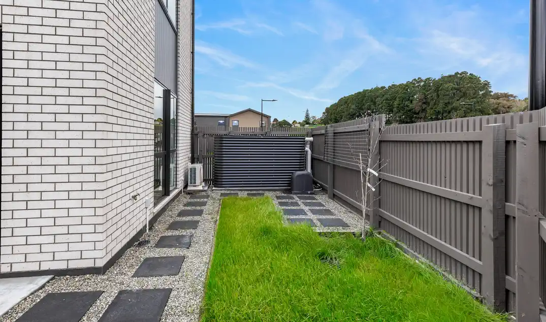 For rent, 2 beds 1 bath townhouse with car park, Available from 20th June, 13 Wakaturia Way, Glenfield, Auckland