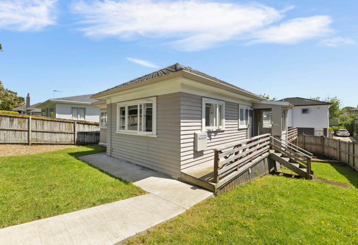 506m2 section, 3 beds 1 baths house with double garage, close to twon centre, schools, 0.2 km to Valley School, 1.2 km to Pukekohe High School, 1.4 km to Pukekohe Intermediate, 74 East Street, Pukekohe, Auckland