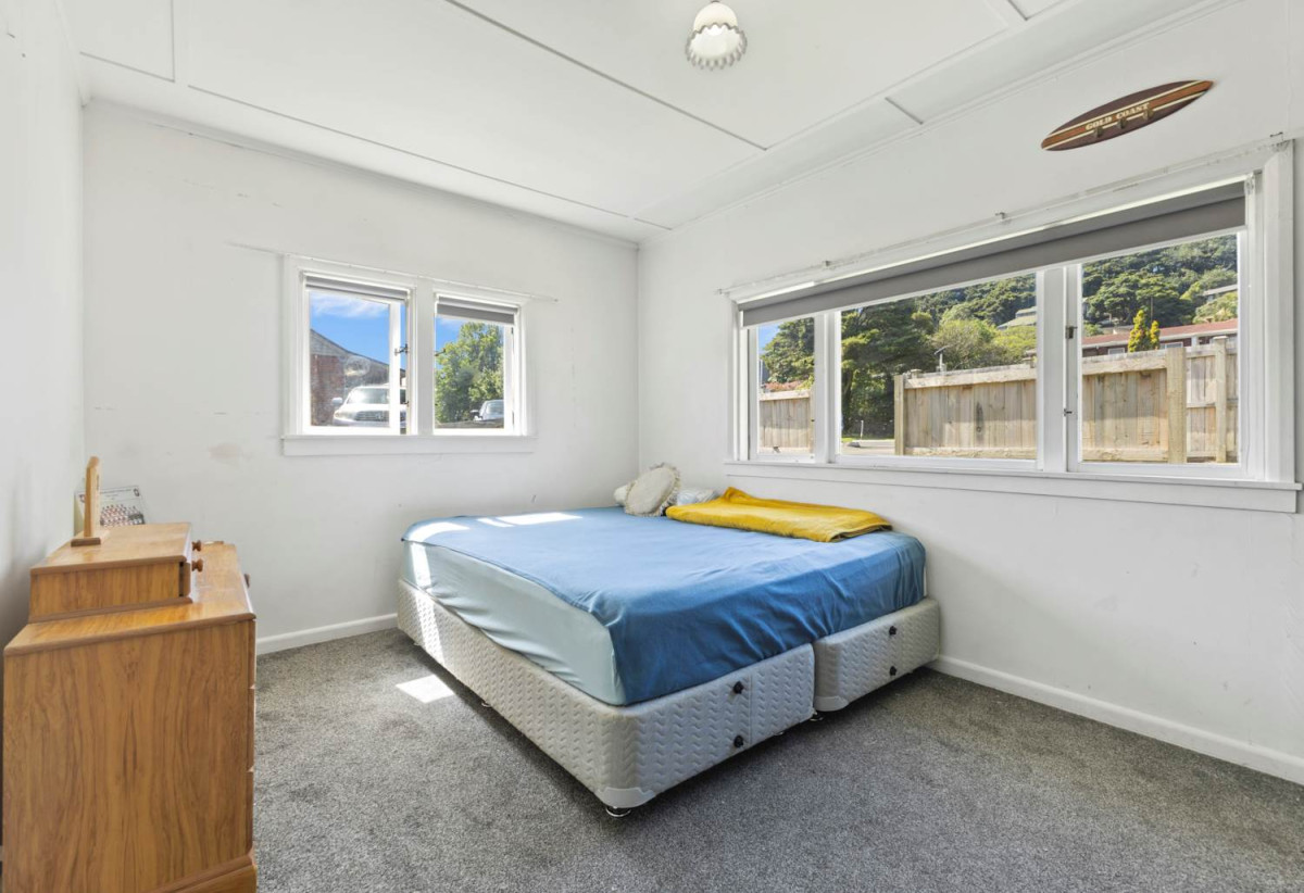 506m2 section, 3 beds 1 baths house with double garage, close to twon centre, schools, 0.2 km to Valley School, 1.2 km to Pukekohe High School, 1.4 km to Pukekohe Intermediate, 74 East Street, Pukekohe, Auckland
