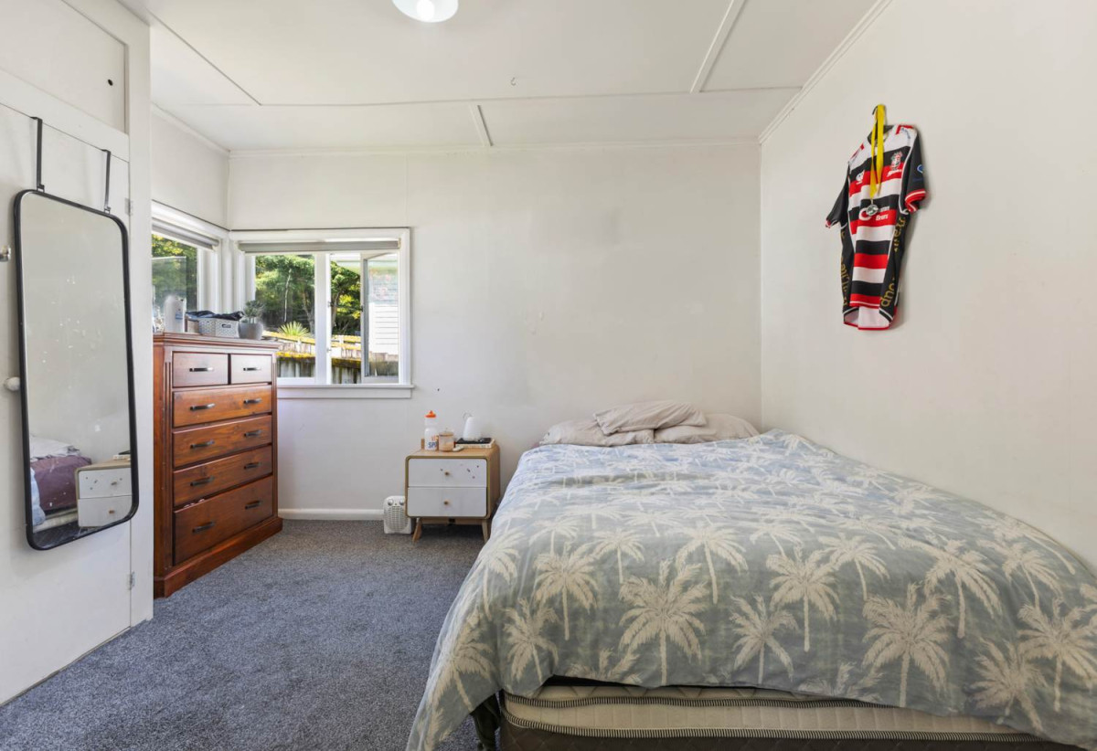 506m2 section, 3 beds 1 baths house with double garage, close to twon centre, schools, 0.2 km to Valley School, 1.2 km to Pukekohe High School, 1.4 km to Pukekohe Intermediate, 74 East Street, Pukekohe, Auckland