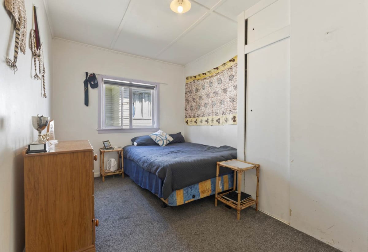 506m2 section, 3 beds 1 baths house with double garage, close to twon centre, schools, 0.2 km to Valley School, 1.2 km to Pukekohe High School, 1.4 km to Pukekohe Intermediate, 74 East Street, Pukekohe, Auckland