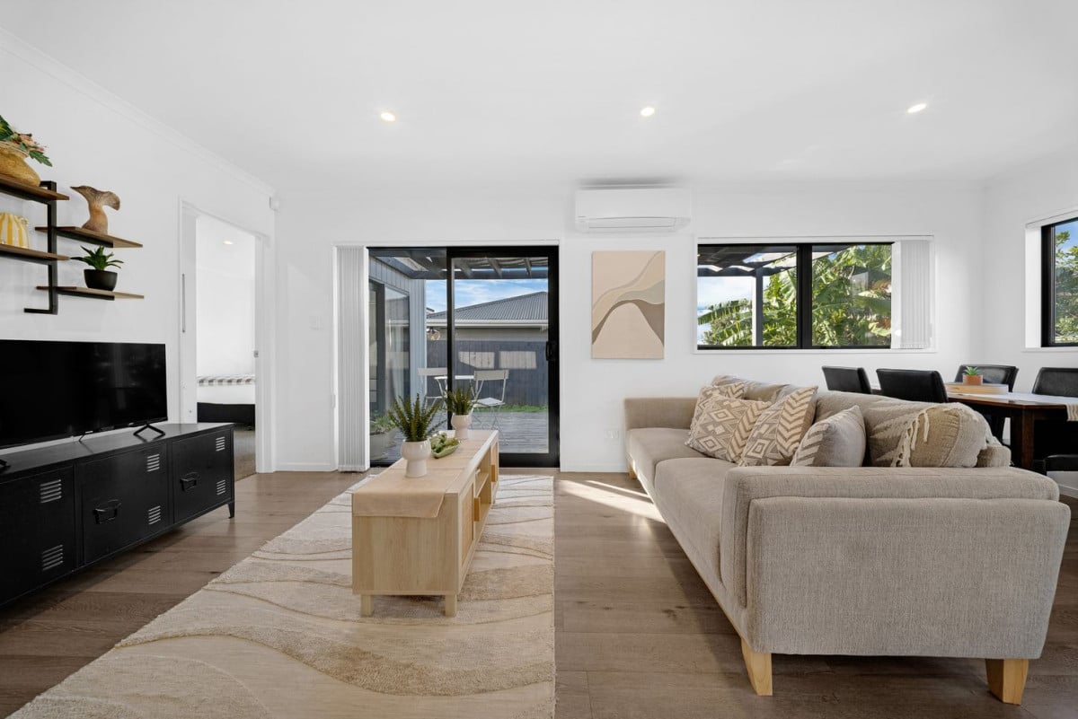 Must sell, 3 beds 2 baths home with garage on 205m2 section, located within walking distance to shops, supermarkets, cinemas, schools, 61a Wellington Street, Pukekohe, Auckland