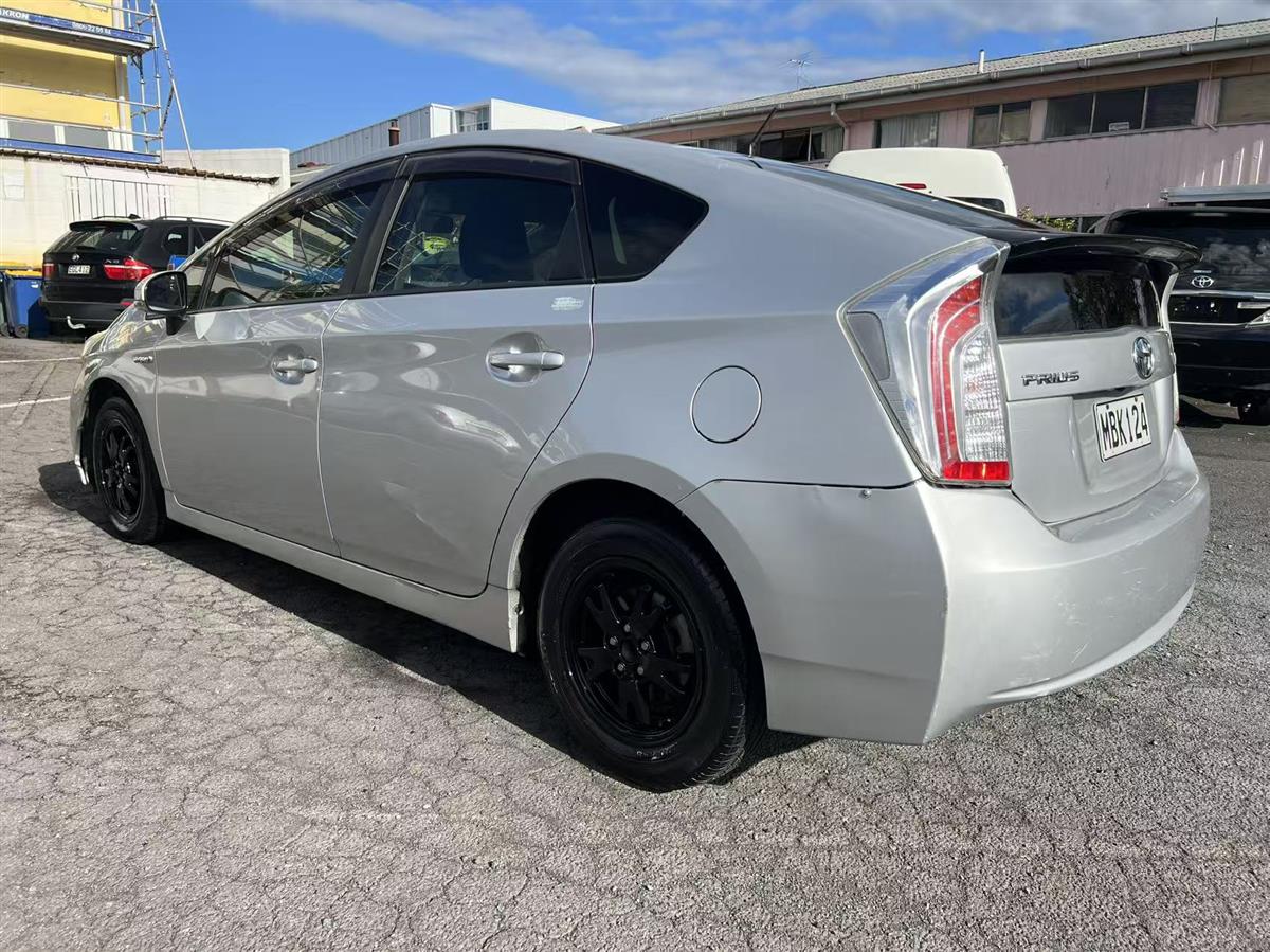 2013 Toyota Prius Hatchback Automatic, 5 seats, Silver, 3 owners, Petrol, 1,790 cc, 402,044 km