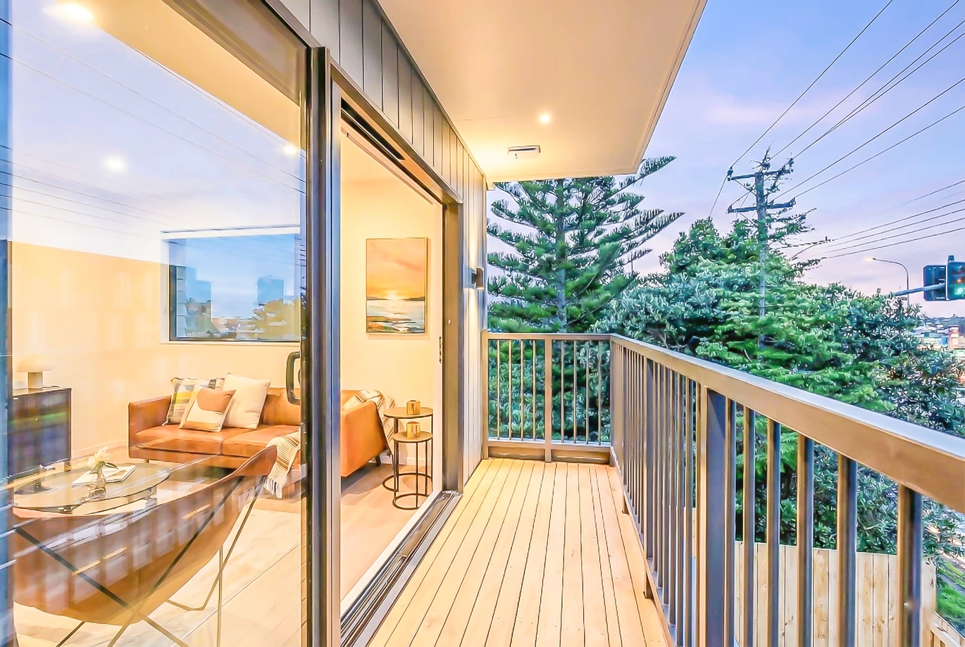 Urgent Sell, ASAP, Enquiries over $670K, 10-Year Master Build Guarantee. 140m2 Brandnew freehold 3 beds 2 baths home with garage, move-in ready, walk a mere 600m to Kelston Mall and Woolworths. 3/4052 Great North Road Glen Eden, Auckland