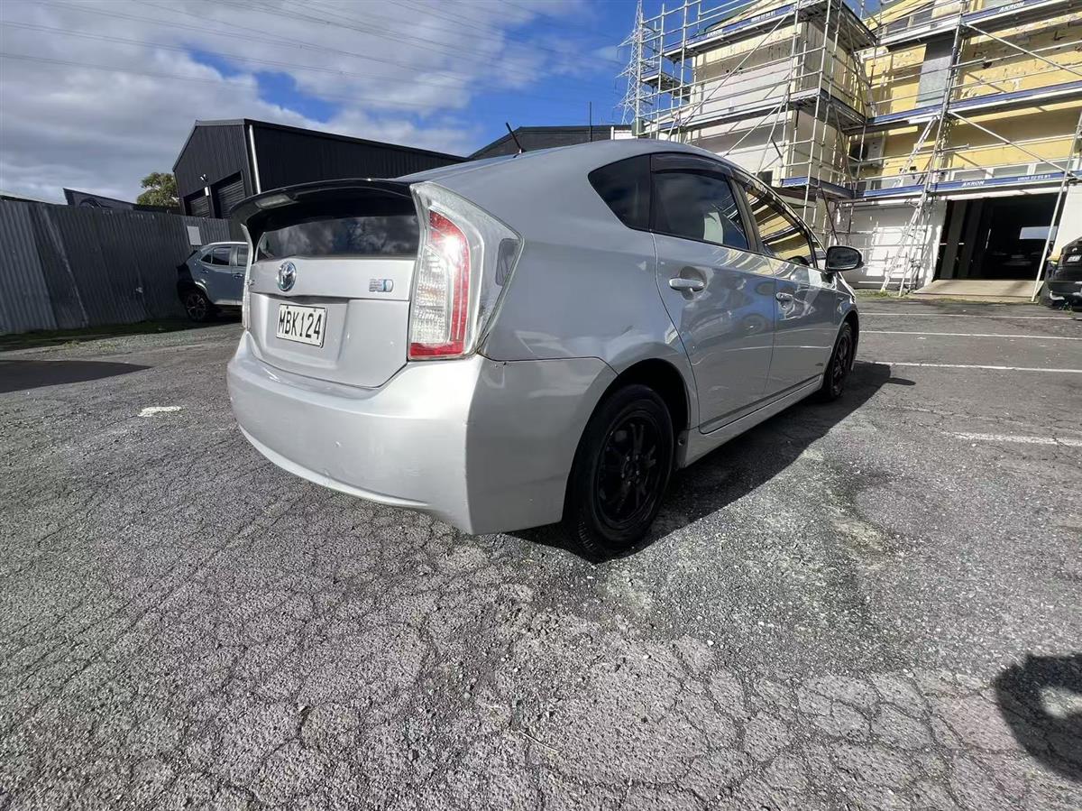 2013 Toyota Prius Hatchback Automatic, 5 seats, Silver, 3 owners, Petrol, 1,790 cc, 402,044 km