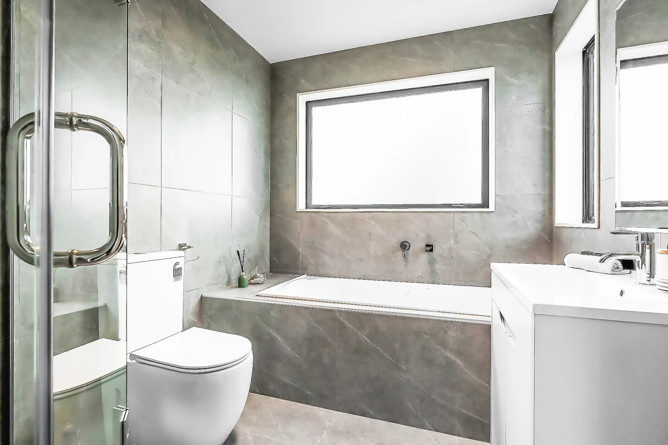Urgent Sell, ASAP, Enquiries over $670K, 10-Year Master Build Guarantee. 140m2 Brandnew freehold 3 beds 2 baths home with garage, move-in ready, walk a mere 600m to Kelston Mall and Woolworths. 3/4052 Great North Road Glen Eden, Auckland