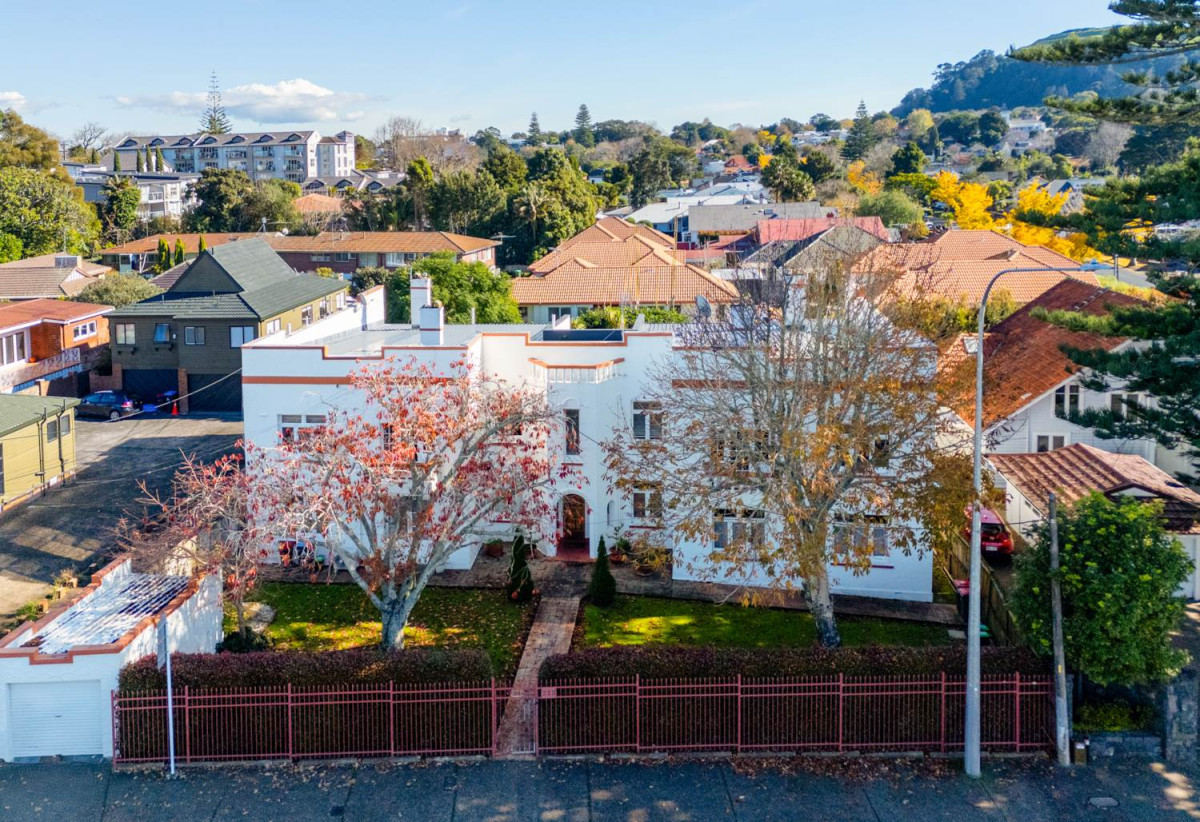 Double Grammar school zone, 2 beds 1 bath unit, close to schhols, Newmarket, 0.5 km to Kohia Terrace School, 0.8 km to Epsom Girls’ Grammar School, 0.9 km to Auckland Normal Intermediate, 1.7 km to Auckland Grammar, 1/223 Manukau Road, Epsom, Auckland
