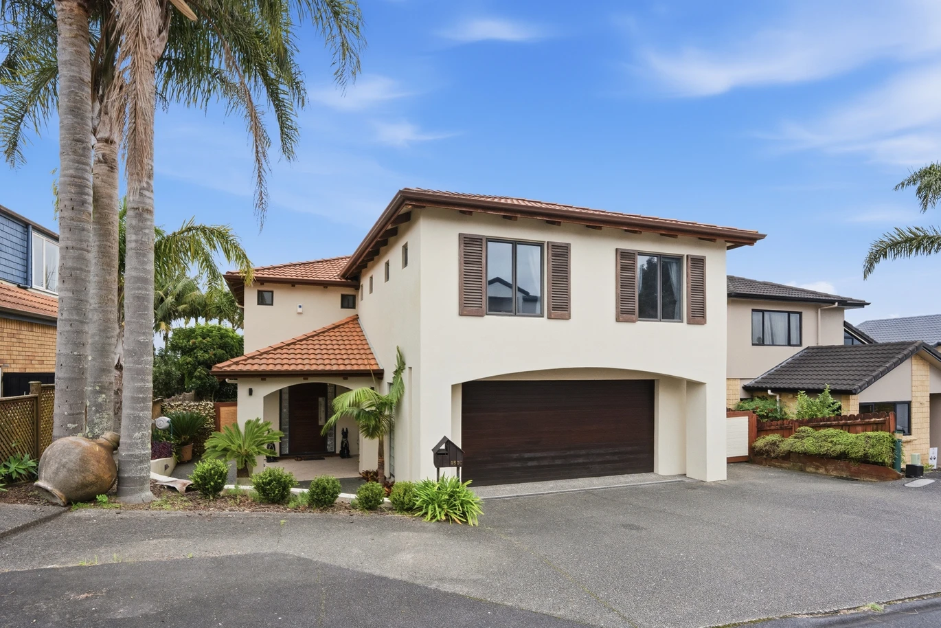 Built with a modern cavity system, 247m2 4 beds 2.5 baths house with double garage and a basement wine cellar, zoned for Marina View School, Hobsonville School, Hobsonville Point Secondary School, St Paul’s School, 157C Hobsonville Road West Harbour, Auckland