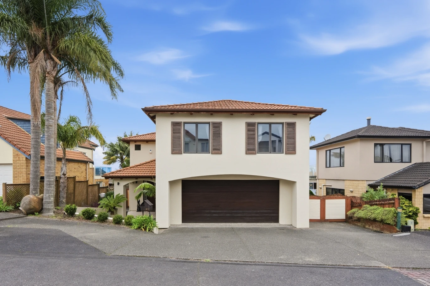 Built with a modern cavity system, 247m2 4 beds 2.5 baths house with double garage and a basement wine cellar, zoned for Marina View School, Hobsonville School, Hobsonville Point Secondary School, St Paul’s School, 157C Hobsonville Road West Harbour, Auckland