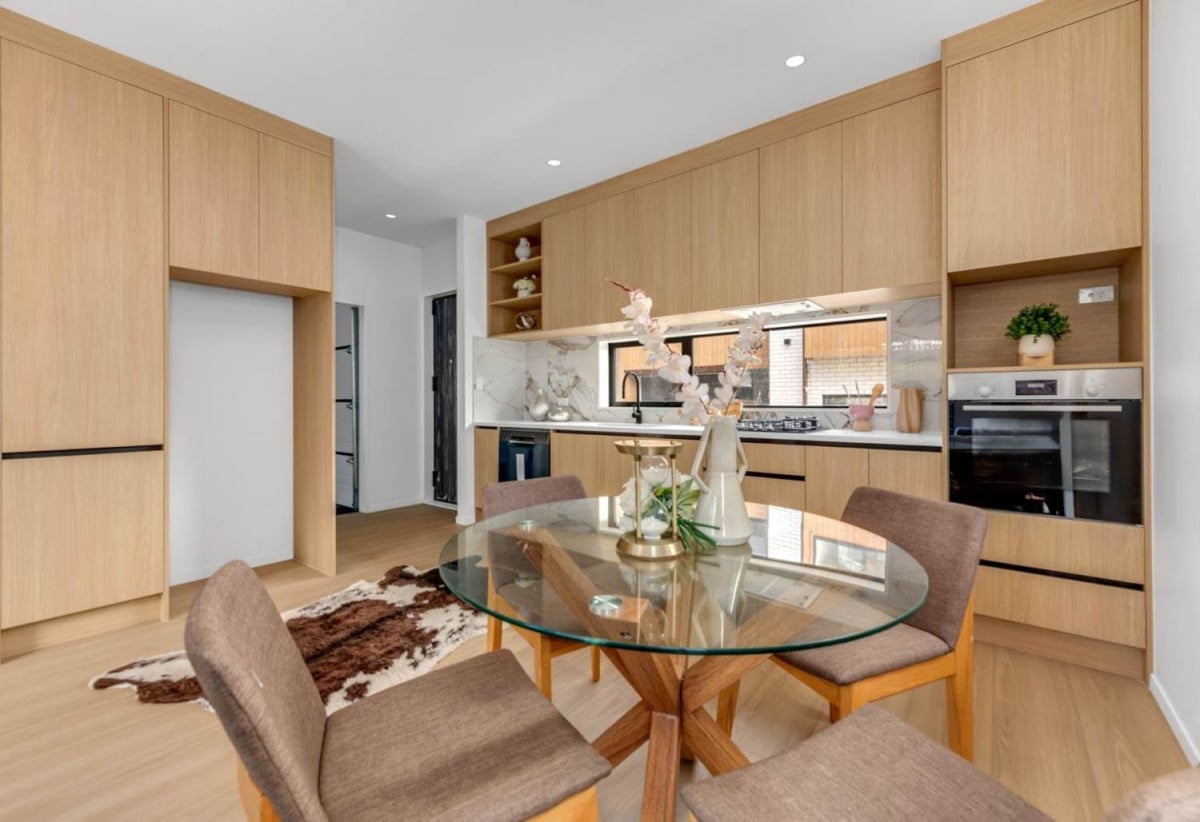 Brandnew 3 beds 2 baths home with garage, Not far from Papakura Town Centre, easy motorway access, 0.5 km to Redhill School, 2 km to Papakura Intermediate, 2.4 km to Papakura High School, 7/27 Red Hill Road, Papakura, Auckland