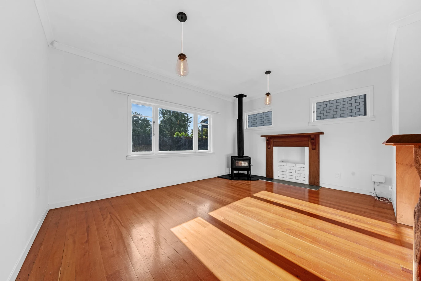 Standalone 3 beds 1 bath house with car park, close to schools, parks, town centre, easy motorway access, 1/39 Settlement Road Papakura, Auckland