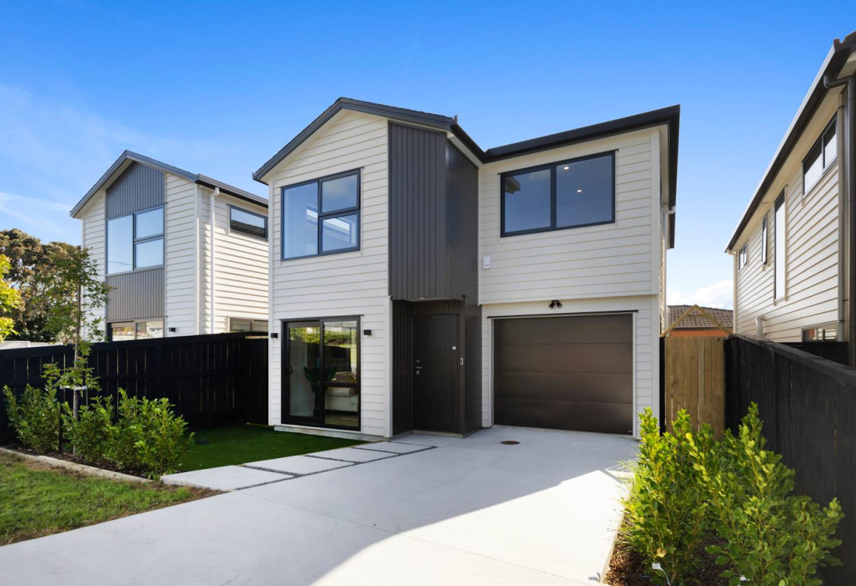Brandnew standalone 4 beds 2.5 baths home with garage, close to schools, town centre, parks, beach, motorway access, 0.7 km to Mangere Bridge School, 13C Tainui Terrace, Mangere Bridge, Auckland