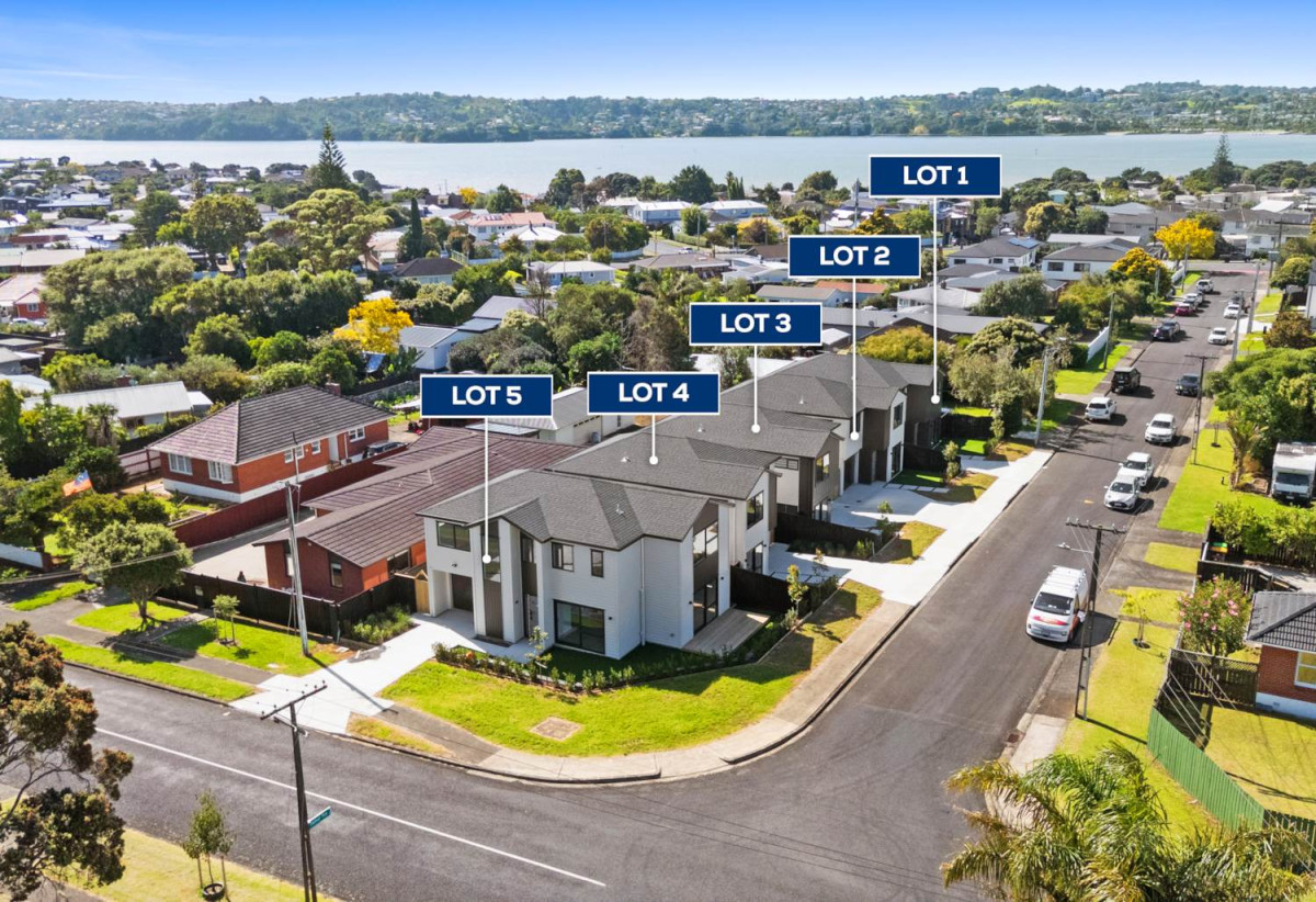 Brandnew standalone 4 beds 2.5 baths home with garage, close to schools, town centre, parks, beach, motorway access, 0.7 km to Mangere Bridge School, 13A Tainui Terrace, Mangere Bridge, Auckland
