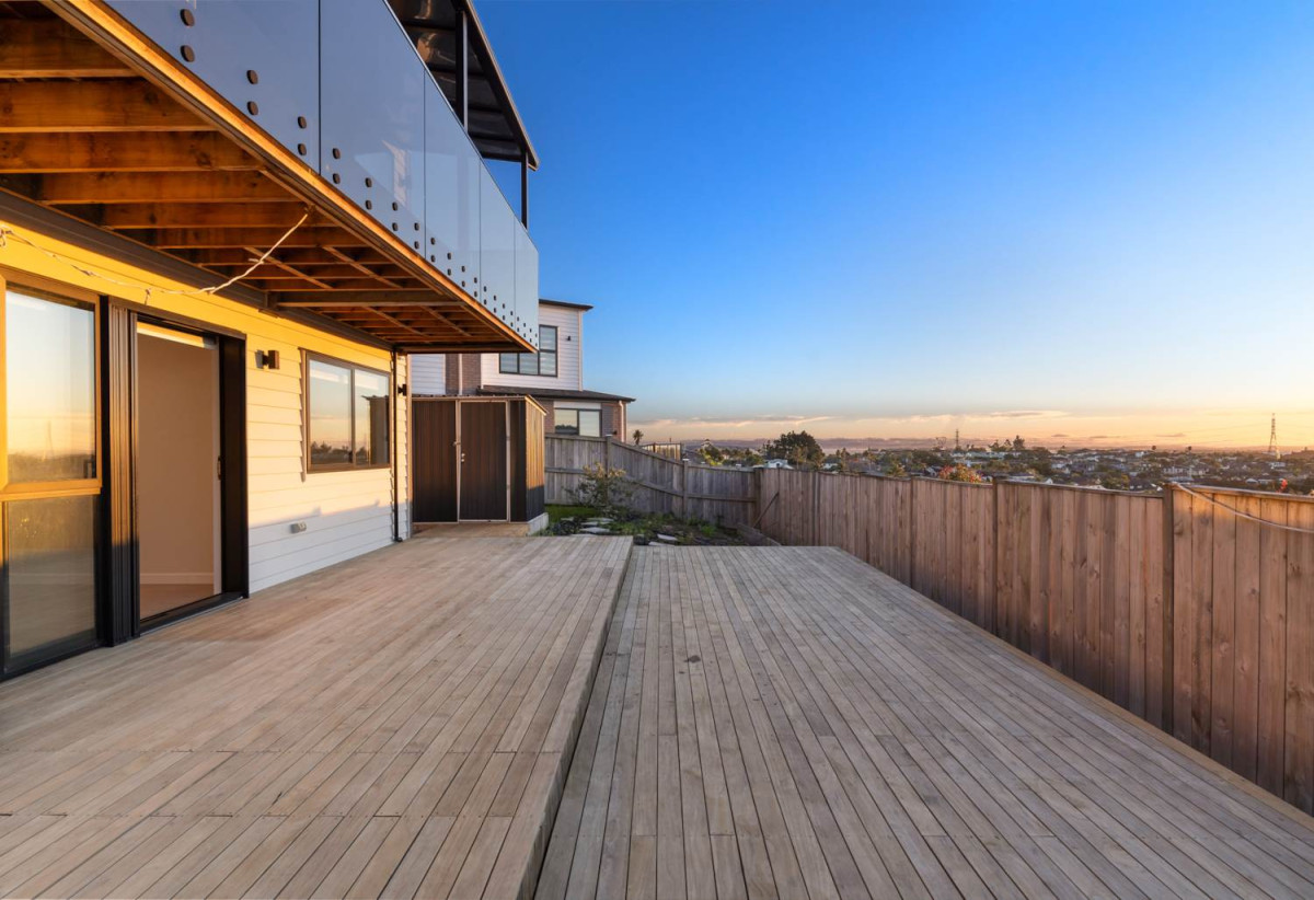Motivated Vendor, Ignore The CV, 2 kitchens, 7 beds + study 6.5 baths house with double garage and 3beds 2 baths granny, move-in ready, close to The Gardens School, the Botanic Gardens, and with easy motorway access, 20 Jabal Crescent, Totara Park, Auckland