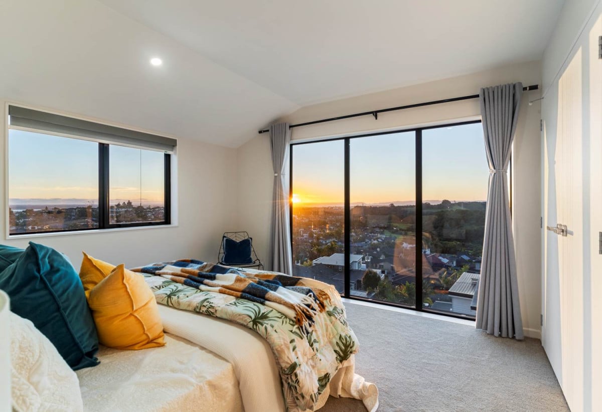 Motivated Vendor, Ignore The CV, 2 kitchens, 7 beds + study 6.5 baths house with double garage and 3beds 2 baths granny, move-in ready, close to The Gardens School, the Botanic Gardens, and with easy motorway access, 20 Jabal Crescent, Totara Park, Auckland