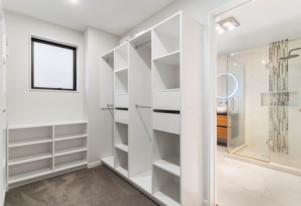 Motivated Vendor, Ignore The CV, 2 kitchens, 7 beds + study 6.5 baths house with double garage and 3beds 2 baths granny, move-in ready, close to The Gardens School, the Botanic Gardens, and with easy motorway access, 20 Jabal Crescent, Totara Park, Auckland