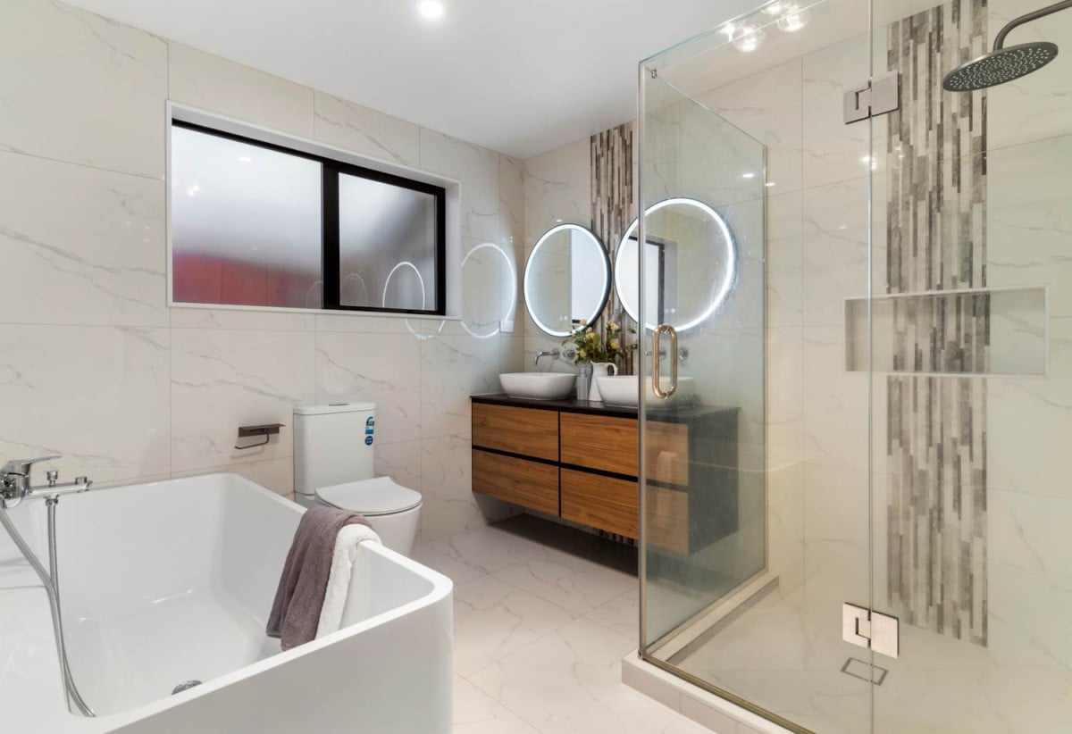 Motivated Vendor, Ignore The CV, 2 kitchens, 7 beds + study 6.5 baths house with double garage and 3beds 2 baths granny, move-in ready, close to The Gardens School, the Botanic Gardens, and with easy motorway access, 20 Jabal Crescent, Totara Park, Auckland