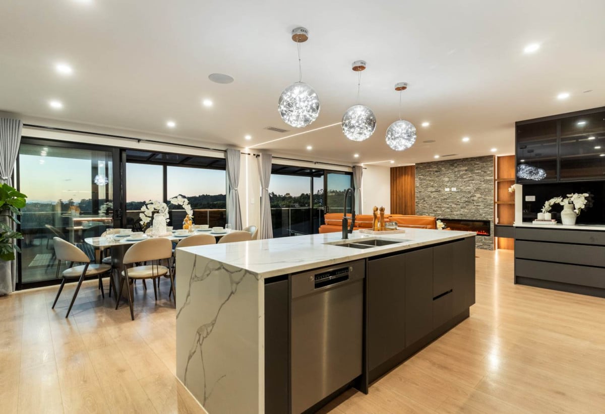 Motivated Vendor, Ignore The CV, 2 kitchens, 7 beds + study 6.5 baths house with double garage and 3beds 2 baths granny, move-in ready, close to The Gardens School, the Botanic Gardens, and with easy motorway access, 20 Jabal Crescent, Totara Park, Auckland