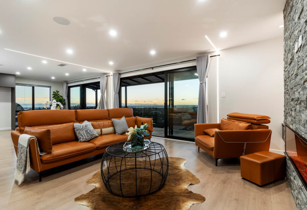 Motivated Vendor, Ignore The CV, 2 kitchens, 7 beds + study 6.5 baths house with double garage and 3beds 2 baths granny, move-in ready, close to The Gardens School, the Botanic Gardens, and with easy motorway access, 20 Jabal Crescent, Totara Park, Auckland