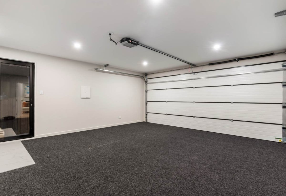 Motivated Vendor, Ignore The CV, 2 kitchens, 7 beds + study 6.5 baths house with double garage and 3beds 2 baths granny, move-in ready, close to The Gardens School, the Botanic Gardens, and with easy motorway access, 20 Jabal Crescent, Totara Park, Auckland