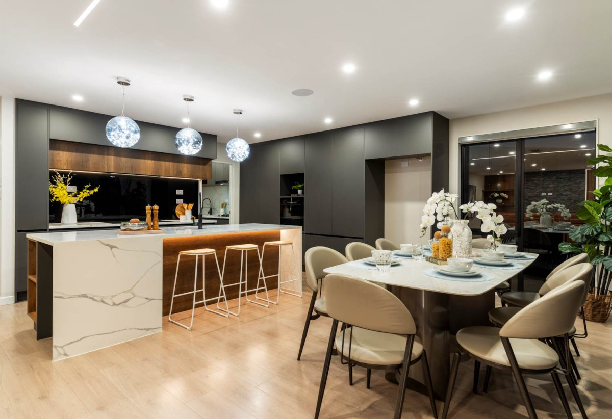 Motivated Vendor, Ignore The CV, 2 kitchens, 7 beds + study 6.5 baths house with double garage and 3beds 2 baths granny, move-in ready, close to The Gardens School, the Botanic Gardens, and with easy motorway access, 20 Jabal Crescent, Totara Park, Auckland