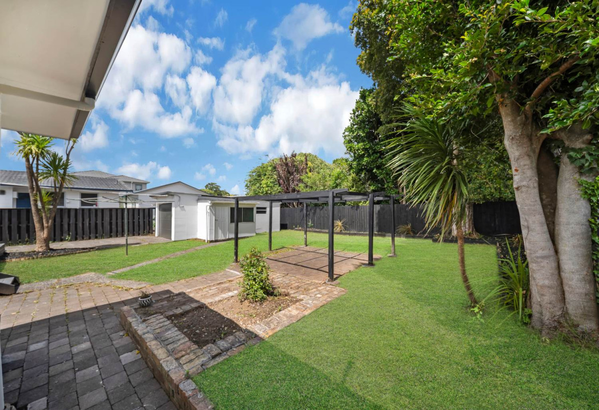 Urgent sale, 607m2 section, Renovated 4 beds 2 baths house with garage, close to parks, schools, shopping centres, 0.7 km to Elm Park School, 38 Hope Farm Avenue, Pakuranga Heights, Auckland