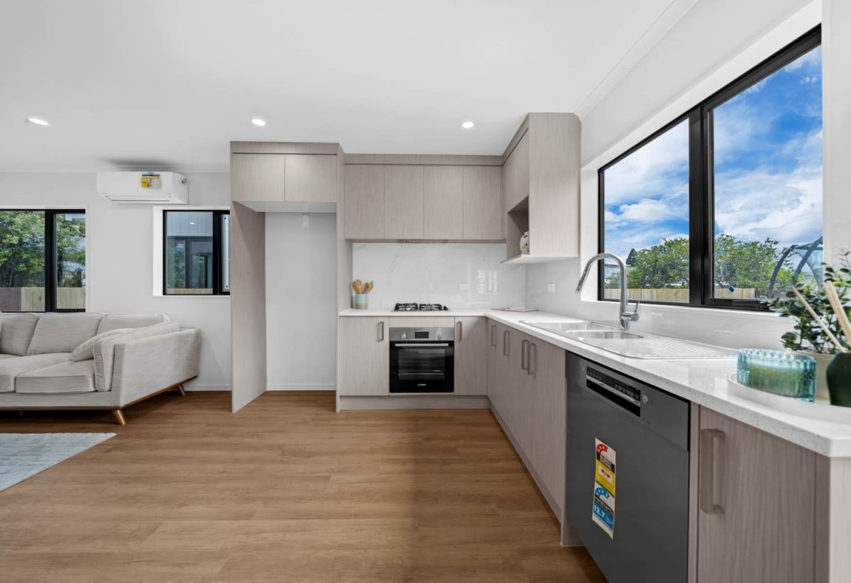 Brandnew standalone 4 beds 2.5 baths home with garage, close to Papakura Town Centre, local schools, parks, and easy motorway access, 0.3 km to Cosgrove School, 1.4 km to Papakura High School, 1.6 km to Papakura Intermediate, Lot 1/174B Clevedon Road, Papakura, Auckland