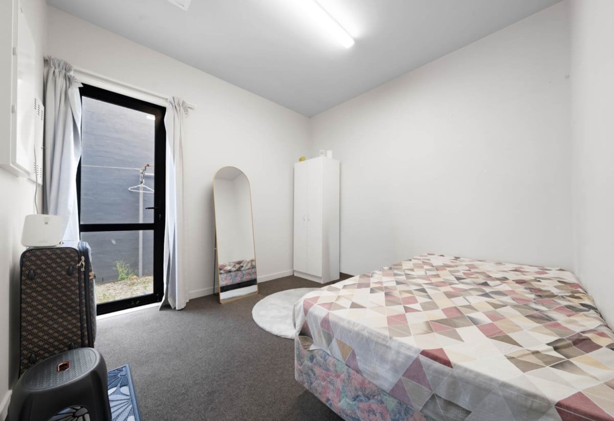 122 Sqm FLOOR AREA, 2 beds (1 ensuite) + Rumpus room 2 baths house with garage, close to schools, South Gate Shopping Centre, 0.7 km to Papakura Normal School, 17 Liberation Road, Takanini, Auckland