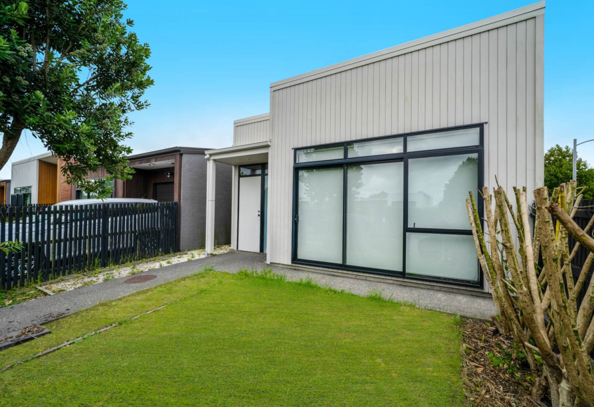 122 Sqm FLOOR AREA, 2 beds (1 ensuite) + Rumpus room 2 baths house with garage, close to schools, South Gate Shopping Centre, 0.7 km to Papakura Normal School, 17 Liberation Road, Takanini, Auckland