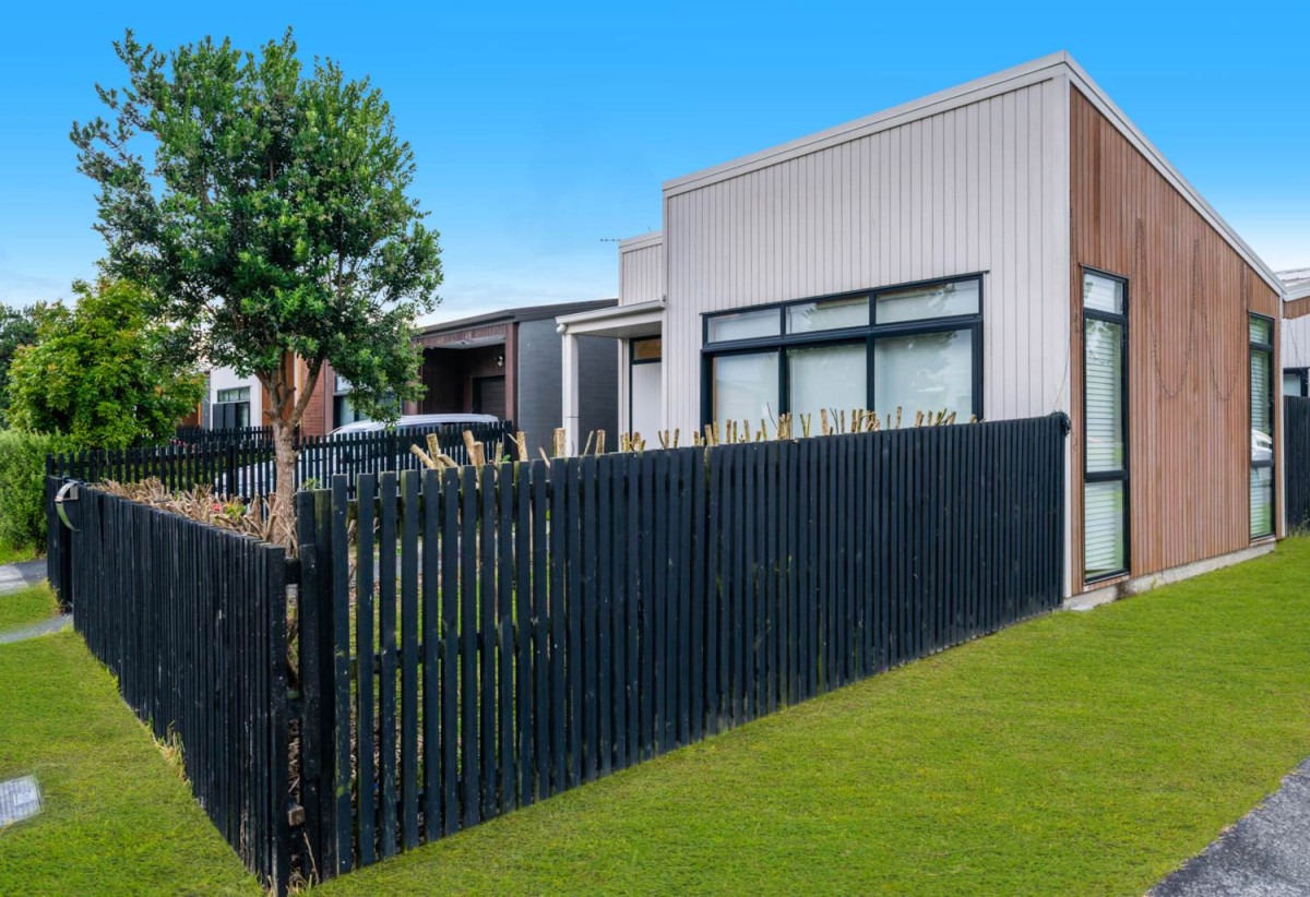 122 Sqm FLOOR AREA, 2 beds (1 ensuite) + Rumpus room 2 baths house with garage, close to schools, South Gate Shopping Centre, 0.7 km to Papakura Normal School, 17 Liberation Road, Takanini, Auckland