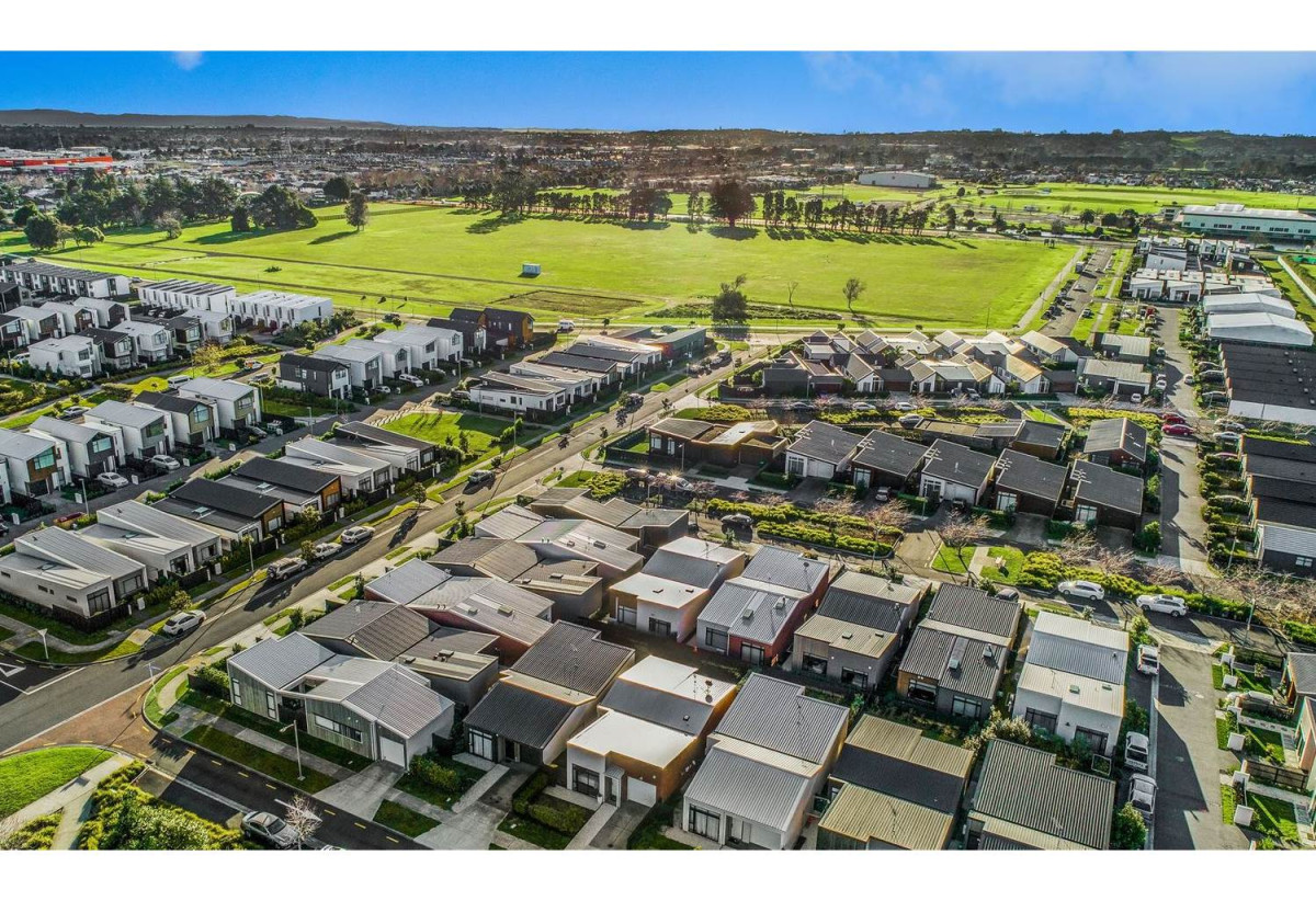 122 Sqm FLOOR AREA, 2 beds (1 ensuite) + Rumpus room 2 baths house with garage, close to schools, South Gate Shopping Centre, 0.7 km to Papakura Normal School, 17 Liberation Road, Takanini, Auckland