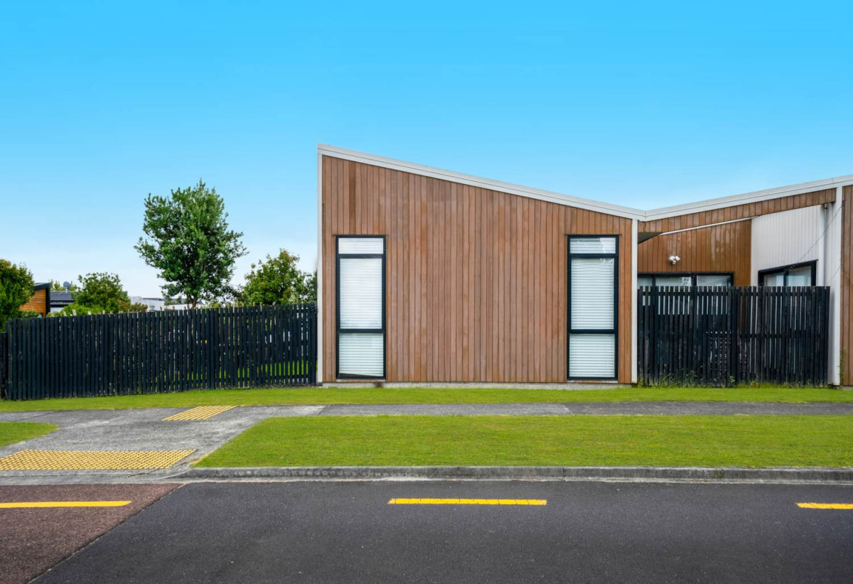 122 Sqm FLOOR AREA, 2 beds (1 ensuite) + Rumpus room 2 baths house with garage, close to schools, South Gate Shopping Centre, 0.7 km to Papakura Normal School, 17 Liberation Road, Takanini, Auckland