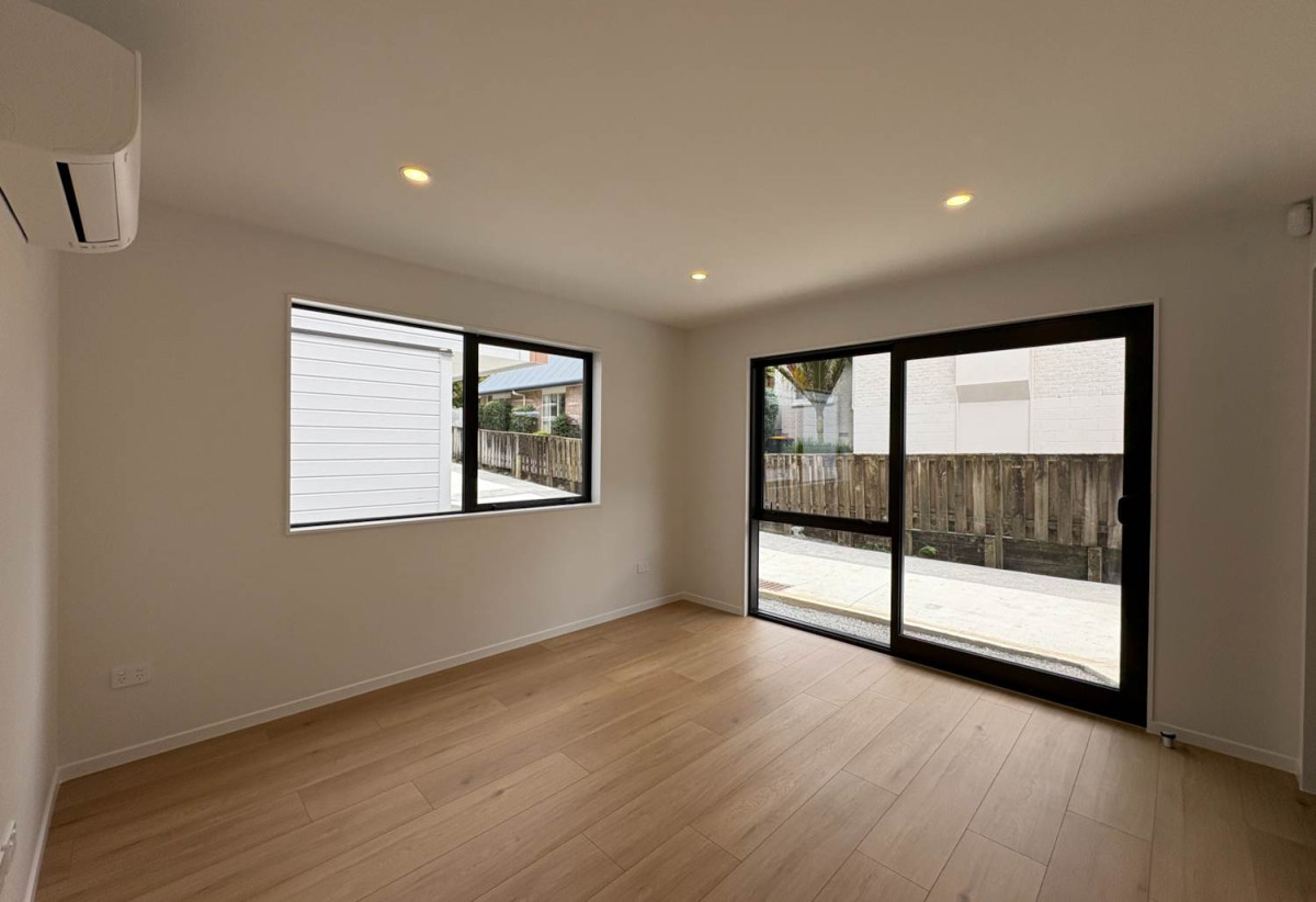 For rent, 3 beds 2.5 baths townhouse with garage, available 26th June, 6/8 Grove Lane, Pakuranga, Auckland