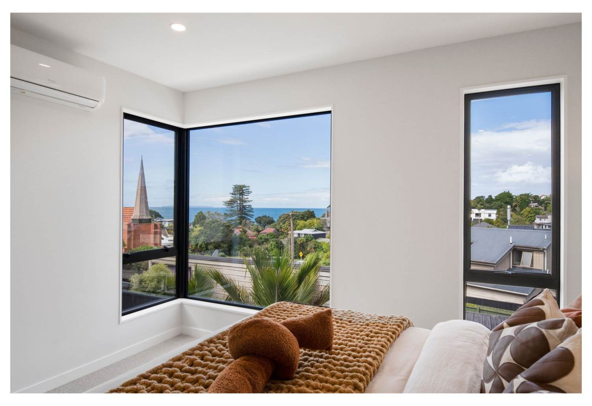 Rangitoto College and Double Westlake school zone, Brandnew standalone 4 beds 2.5 baths home with garage , minutes from the stunning Campbells Bay Beach, local cafés, parks, and coastal walkways, schools, 0.8 km to Campbells Bay School, 2/8 Park Rise, Campbells Bay, Auckland