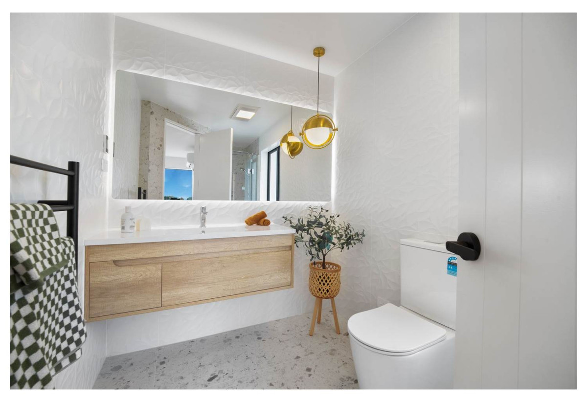 Rangitoto College and Double Westlake school zone, Brandnew standalone 4 beds 2.5 baths home with garage , minutes from the stunning Campbells Bay Beach, local cafés, parks, and coastal walkways, schools, 0.8 km to Campbells Bay School, 2/8 Park Rise, Campbells Bay, Auckland