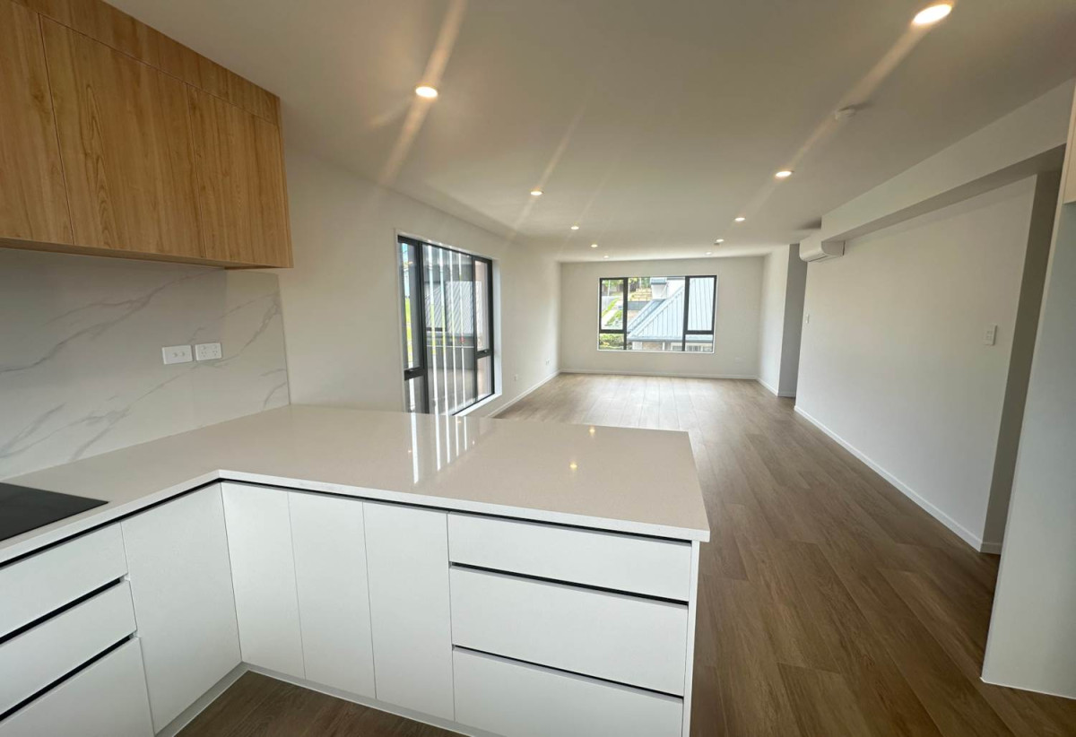 For rent, 3 beds (2 ensuites) 3 baths rownhouse with garage, 1 ensuite ground floor, available 21st July, 4/8 Grove Lane, Pakuranga, Auckland