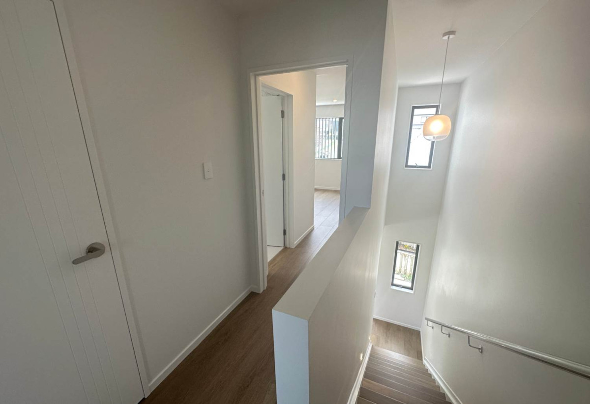 For rent, 3 beds (2 ensuites) 3 baths rownhouse with garage, 1 ensuite ground floor, available 21st July, 4/8 Grove Lane, Pakuranga, Auckland