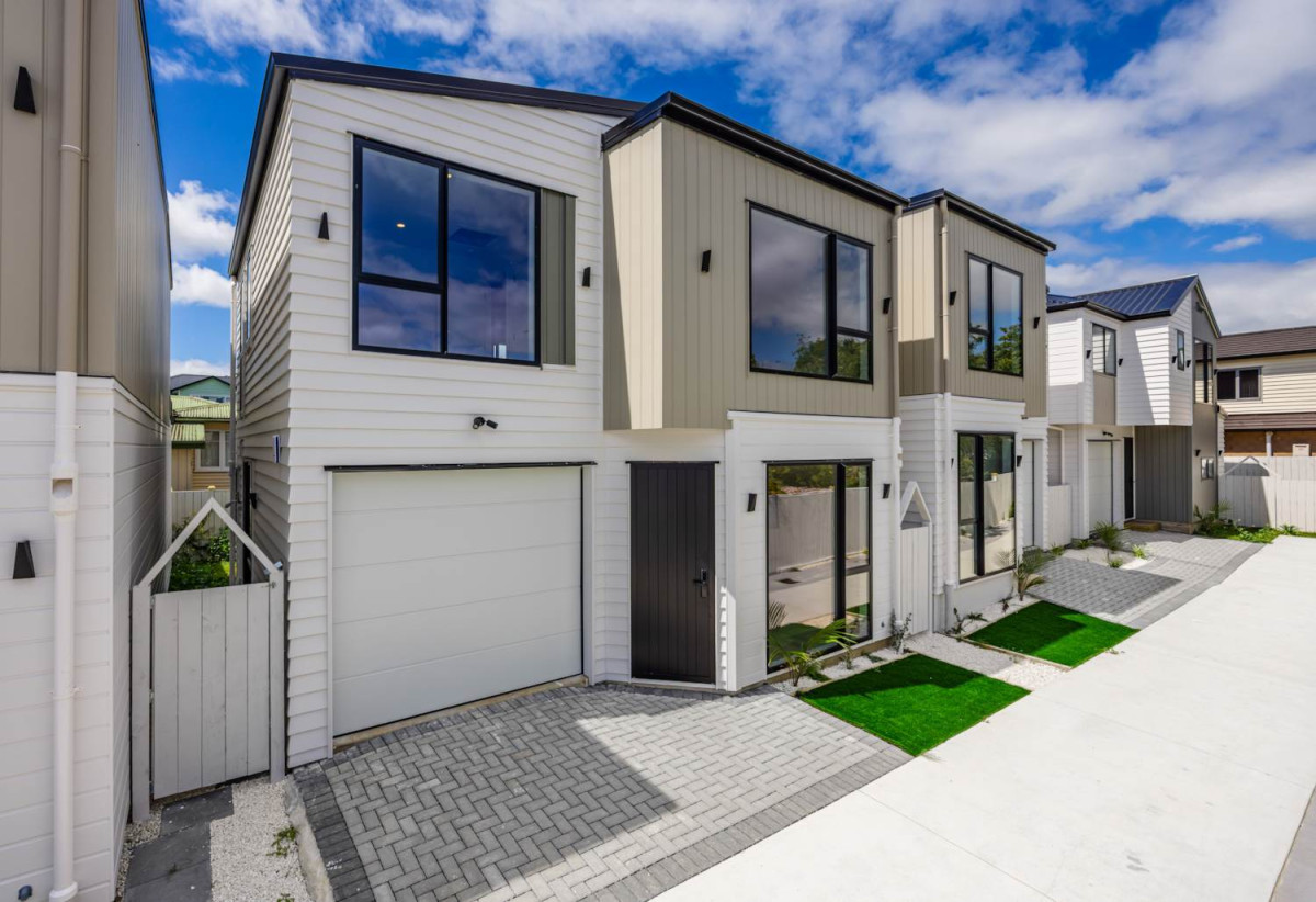Standalone 4 beds 2.5 baths home with garage, close to schools, shops, 0.8 km to Papatoetoe West School, Lot 3/4 Barrie Avenue, Papatoetoe, Auckland