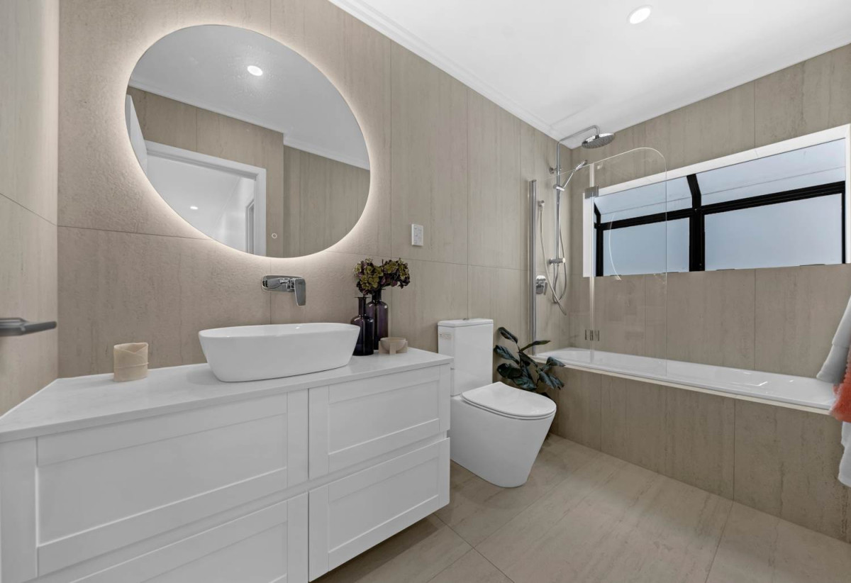 688 m2 section, Renovated 5 beds 3 baths house + Bonus Section – RC, BC, EPA Approved for an additional 243.87m² dwelling on 299m², close to schools, shops, motorway access, 0.3 km to New Windsor School, 26 Ted William Street, New Windsor, Auckland