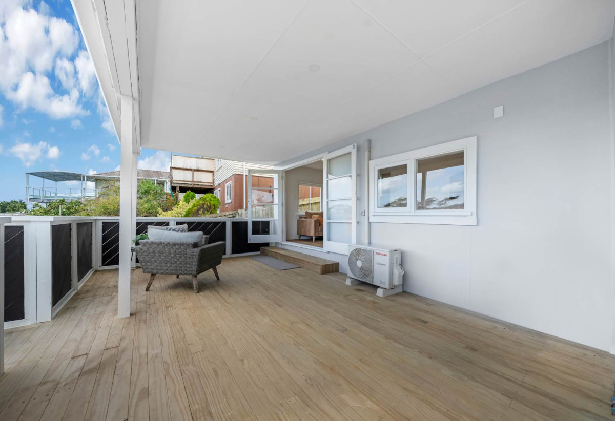 688 m2 section, Renovated 5 beds 3 baths house + Bonus Section – RC, BC, EPA Approved for an additional 243.87m² dwelling on 299m², close to schools, shops, motorway access, 0.3 km to New Windsor School, 26 Ted William Street, New Windsor, Auckland