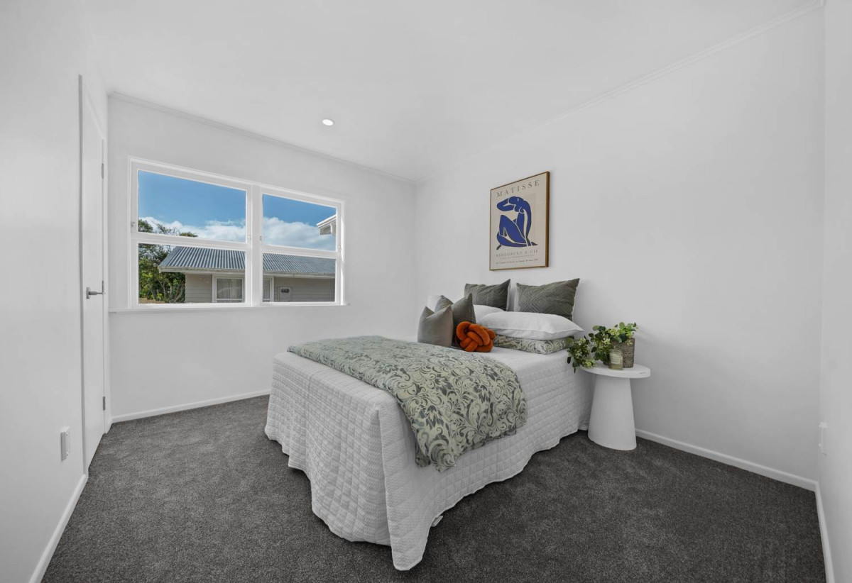 688 m2 section, Renovated 5 beds 3 baths house + Bonus Section – RC, BC, EPA Approved for an additional 243.87m² dwelling on 299m², close to schools, shops, motorway access, 0.3 km to New Windsor School, 26 Ted William Street, New Windsor, Auckland