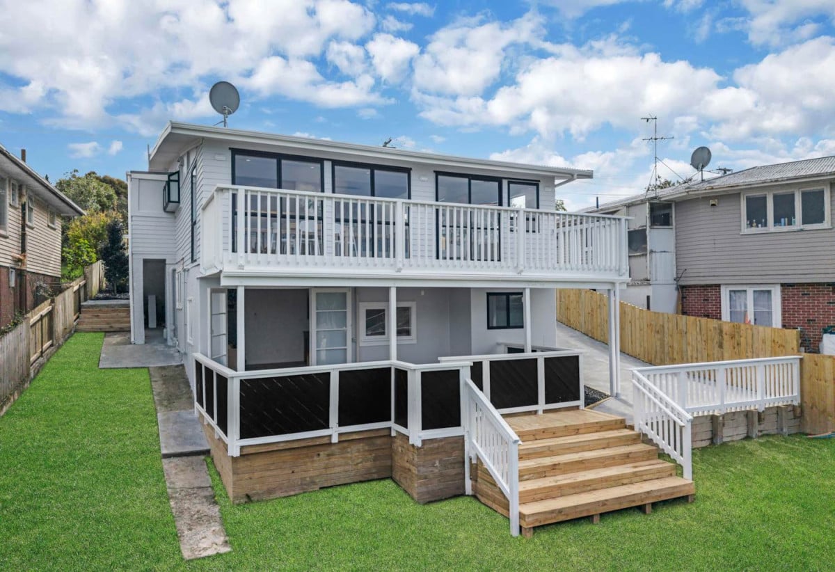 688 m2 section, Renovated 5 beds 3 baths house + Bonus Section – RC, BC, EPA Approved for an additional 243.87m² dwelling on 299m², close to schools, shops, motorway access, 0.3 km to New Windsor School, 26 Ted William Street, New Windsor, Auckland