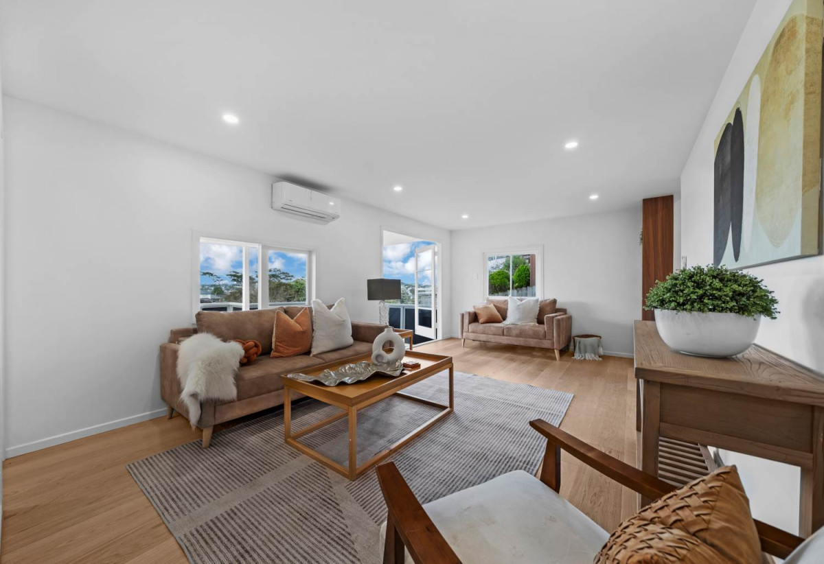688 m2 section, Renovated 5 beds 3 baths house + Bonus Section – RC, BC, EPA Approved for an additional 243.87m² dwelling on 299m², close to schools, shops, motorway access, 0.3 km to New Windsor School, 26 Ted William Street, New Windsor, Auckland