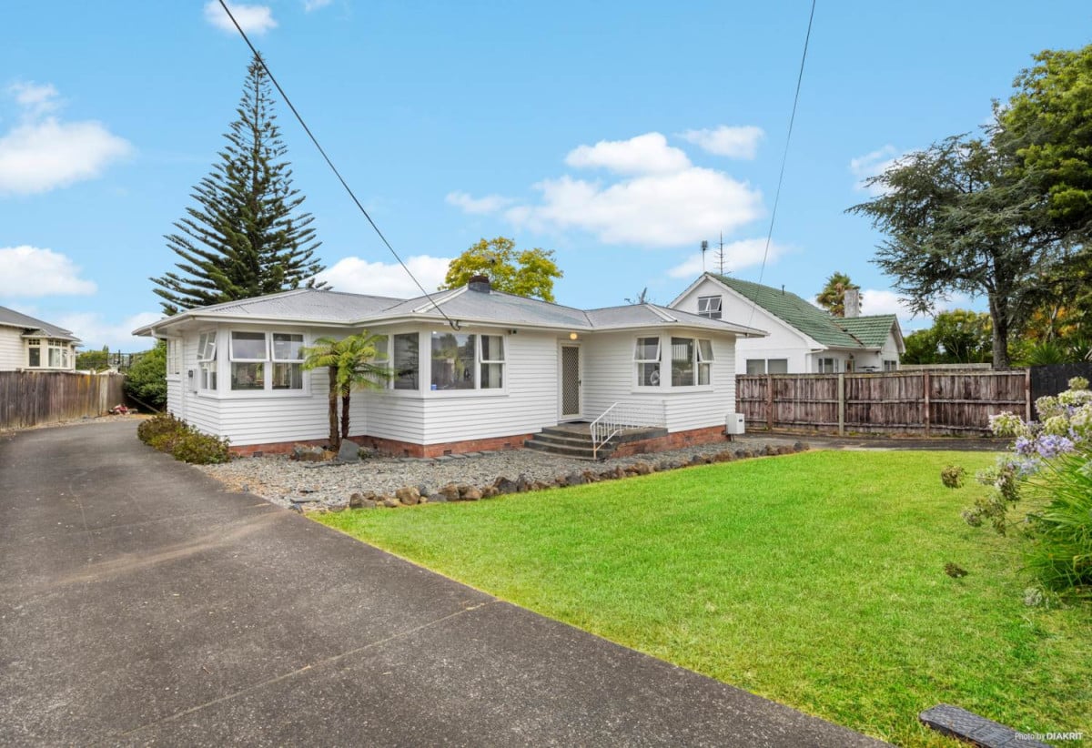 809m2 section, 3 beds 1 bath house with standalone double garage, move-in ready, close to Lynn Mall, schools, 0.7 km to Kelston School, 45 Rimu Street, New Lynn, Auckland