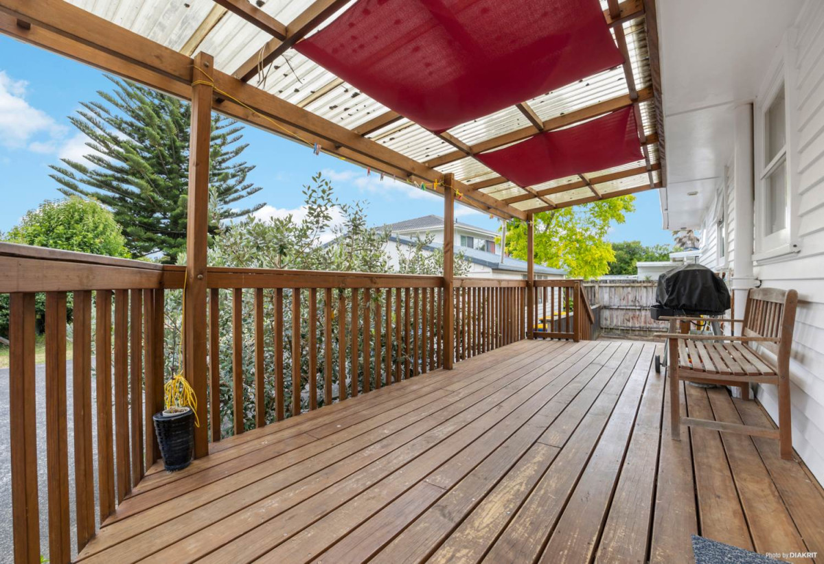 809m2 section, 3 beds 1 bath house with standalone double garage, move-in ready, close to Lynn Mall, schools, 0.7 km to Kelston School, 45 Rimu Street, New Lynn, Auckland