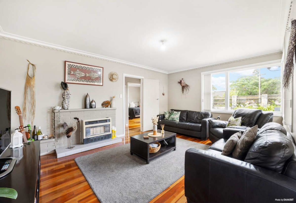 809m2 section, 3 beds 1 bath house with standalone double garage, move-in ready, close to Lynn Mall, schools, 0.7 km to Kelston School, 45 Rimu Street, New Lynn, Auckland