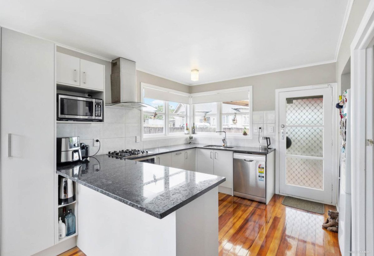 809m2 section, 3 beds 1 bath house with standalone double garage, move-in ready, close to Lynn Mall, schools, 0.7 km to Kelston School, 45 Rimu Street, New Lynn, Auckland