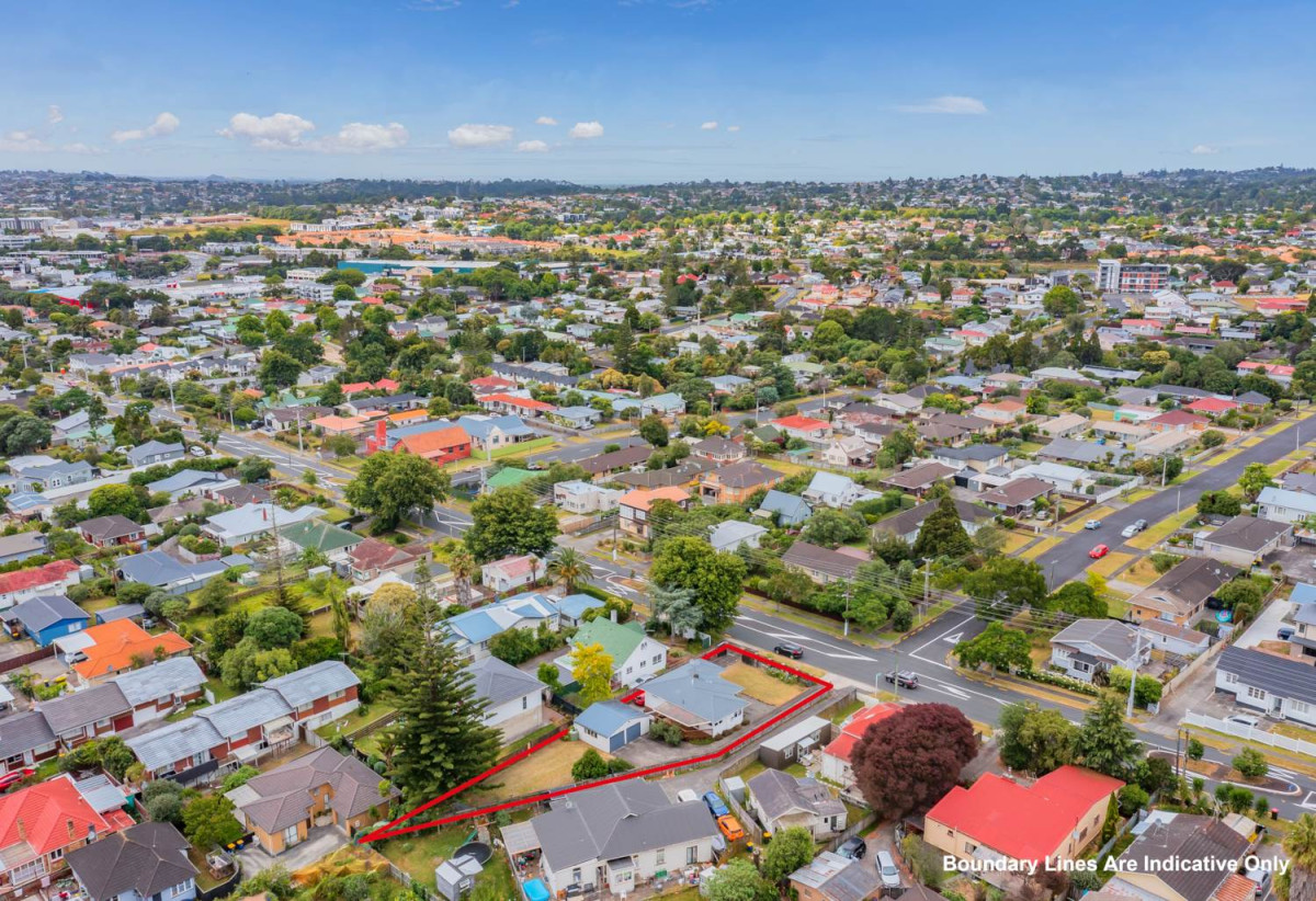 809m2 section, 3 beds 1 bath house with standalone double garage, move-in ready, close to Lynn Mall, schools, 0.7 km to Kelston School, 45 Rimu Street, New Lynn, Auckland