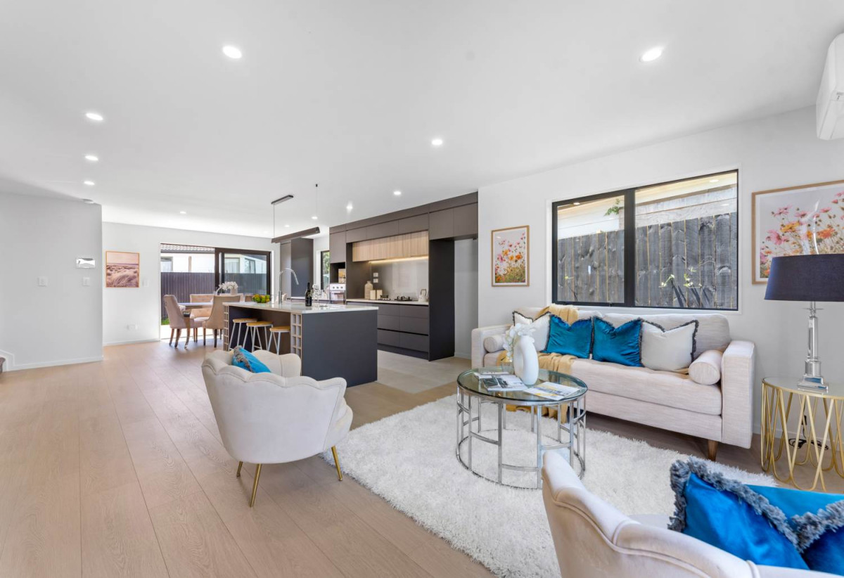6 beds 3.5 baths house with garage, 2 beds 1 bath ground floor, close to schools, Manurewa town centre, Auckland Botanic Gardens, 0.4 km to Randwick Park School, 1 km to Alfriston College, 38A Hyperion Drive, Randwick Park, Auckland